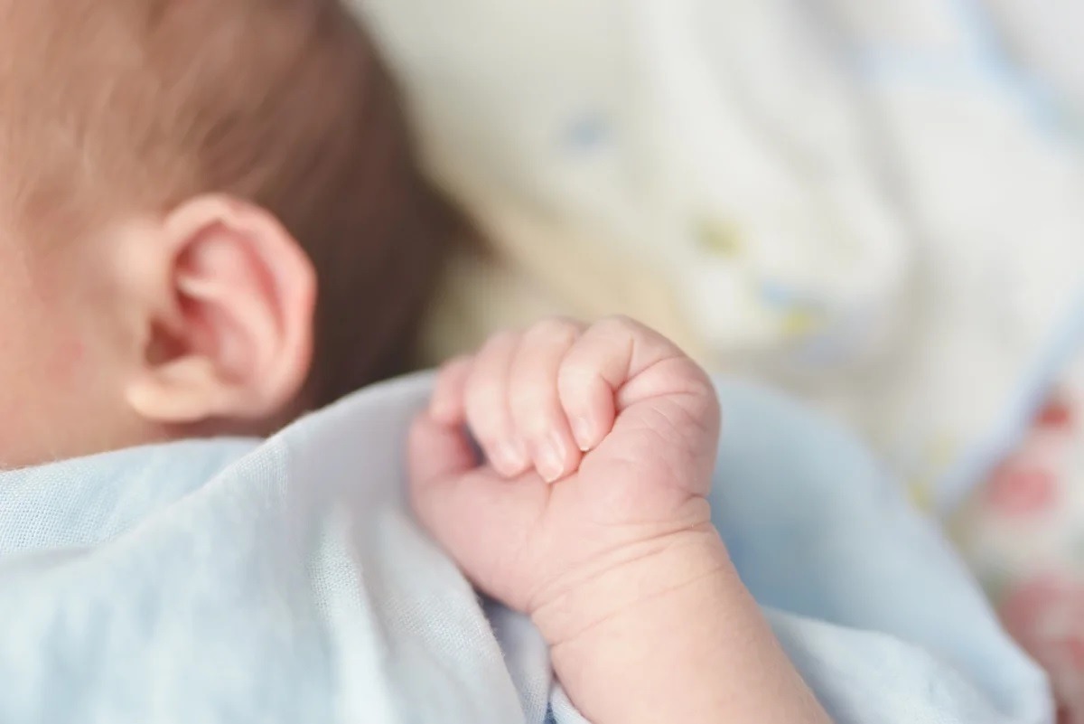 BEBÊ É ENCONTRADO ENTERRADO: Casal é preso suspeito de envolvimento na morte de recém-nascido