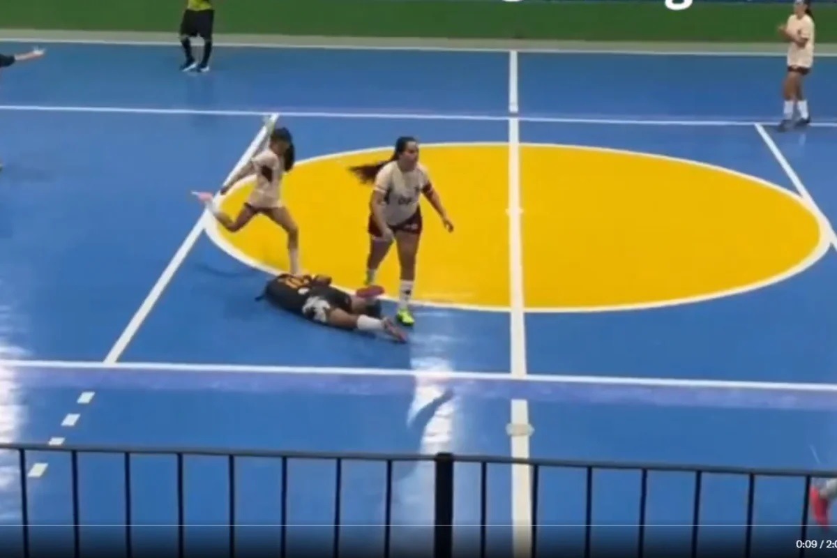 [VÍDEO] Atleta pega gancho de cinco anos após chute na cabeça de rival em jogo de futsal