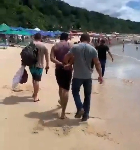 Homicida foragido é preso com armas e drogas durante ‘bronze’ na Praia do Madeiro