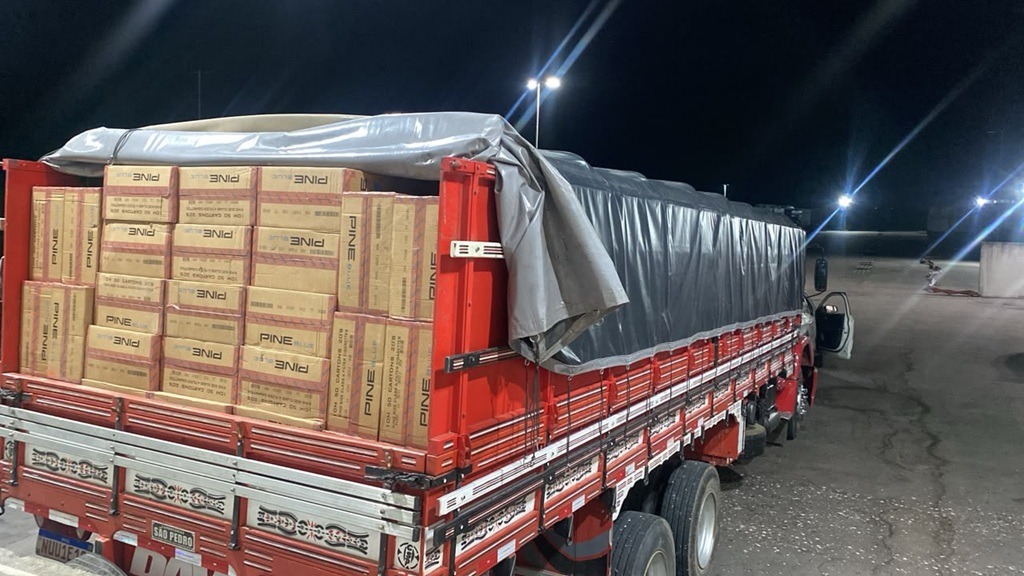 Caminhão com carga de cigarros contrabandeados é apreendido após perseguição e tiros no RN
