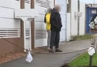 [VIDEO] Mulher cai em cratera na rua, homens tentam ajudar e também acabam engolidos pelo buraco