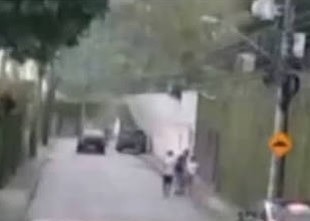 [VIDEO] Ex-jogador do Botafogo e amigo morrem após queda de muro durante forte ventania no Rio