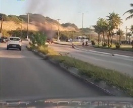 VÍDEO: Carro bate em poste, pega fogo e interdita trecho da Via Costeira, em Natal