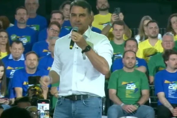 [VÍDEO] Flávio Bolsonaro chama Lula de “projeto de ditador” durante convenção do PL