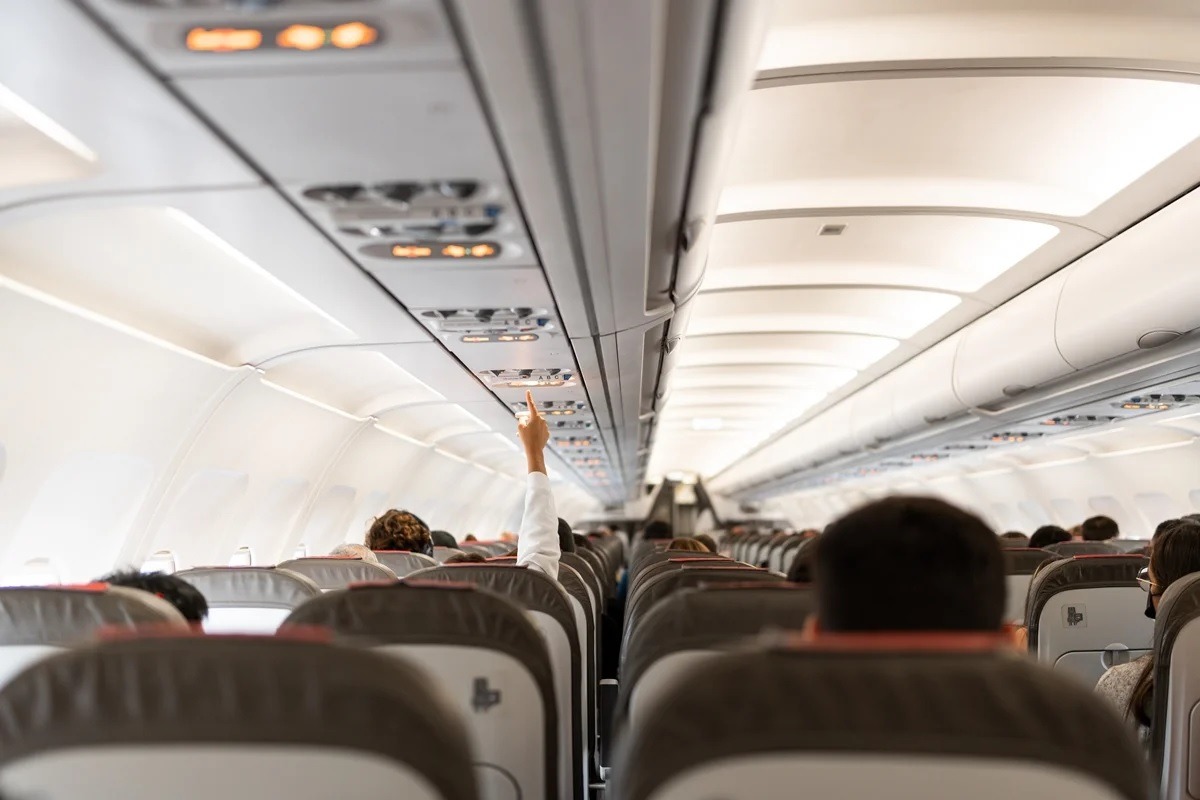 Mulher diz ter sido expulsa de avião por “orar alto demais”