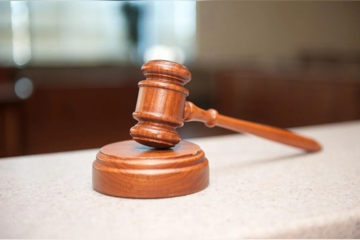 Mãe é condenada após levar ex ao tribunal do crime por abuso contra filha