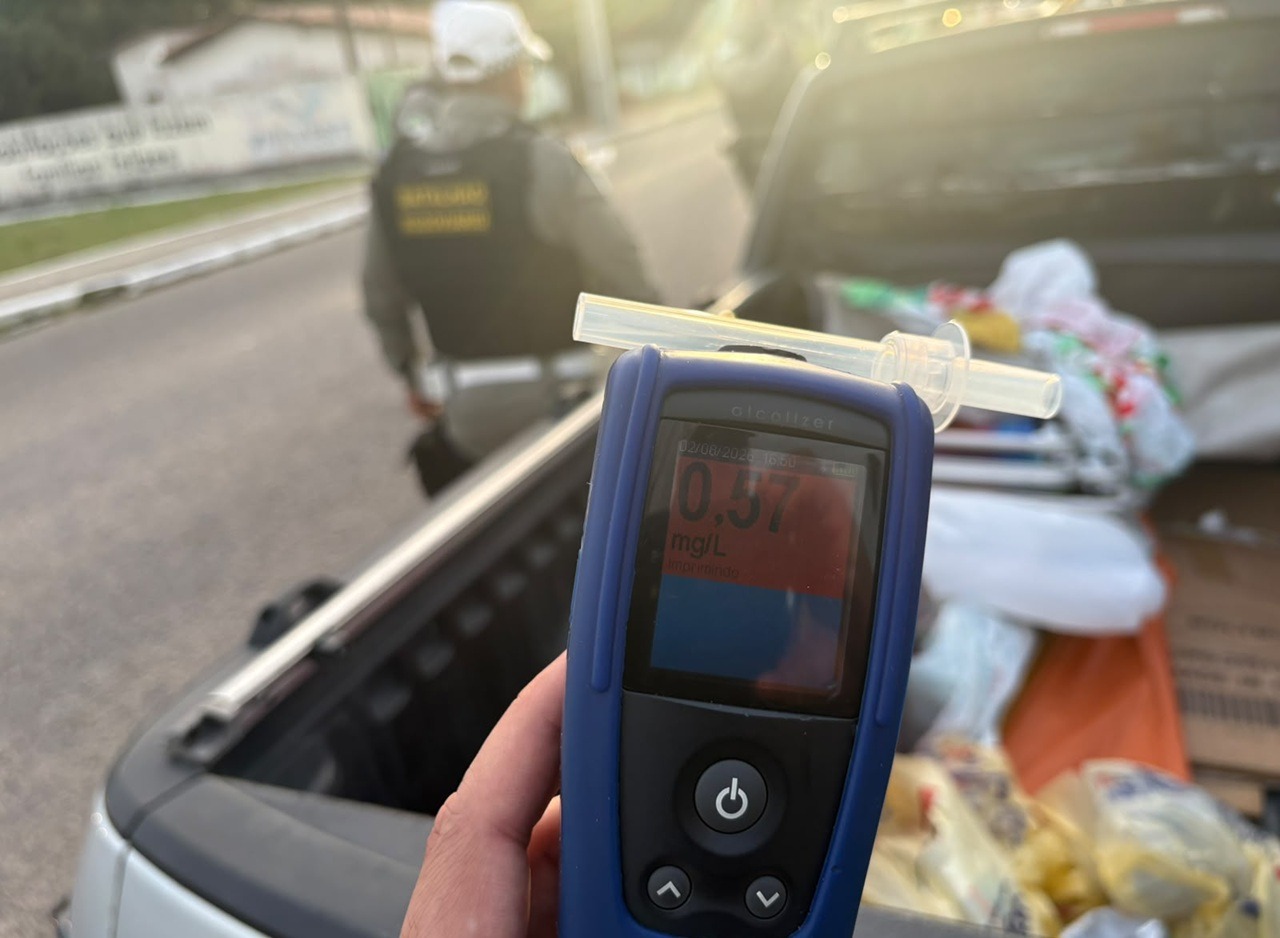 Homem é preso por dirigir embriagado transportando seis pessoas em carroceria no RN