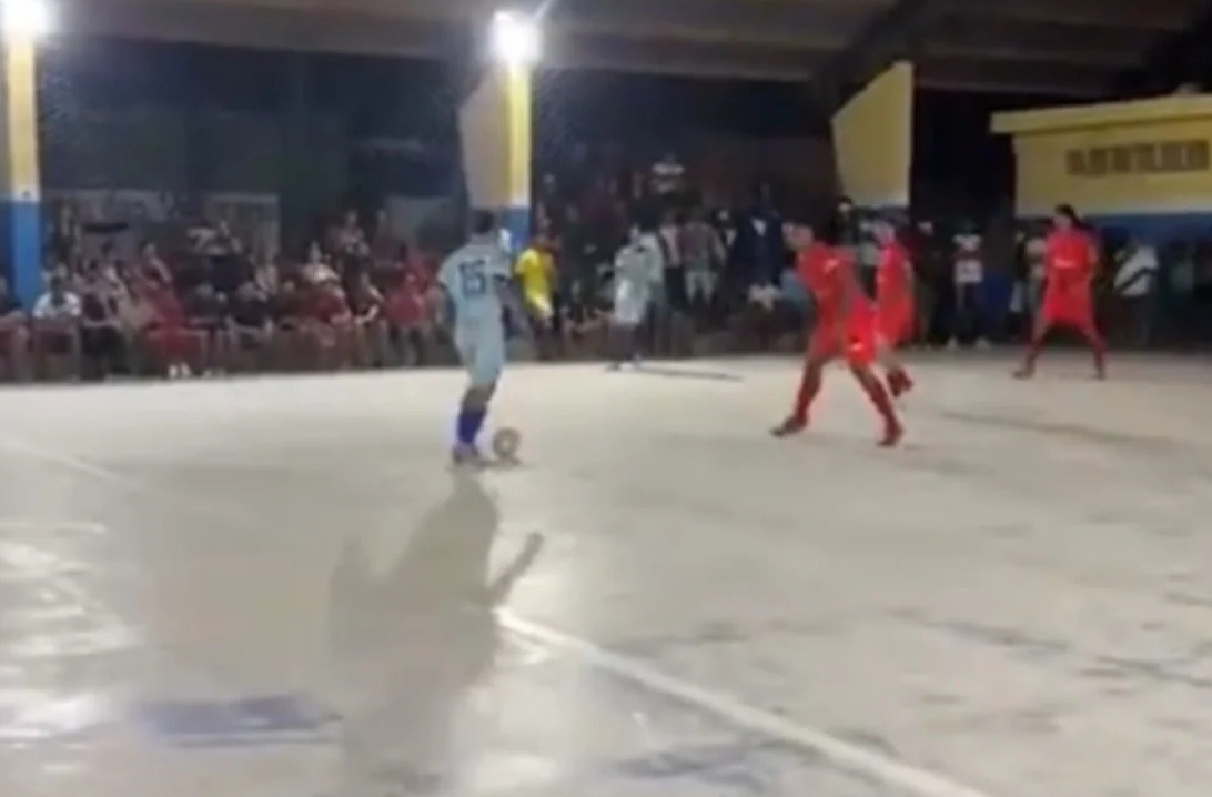 [VÍDEO] Tiroteio interrompe partida de futsal, mata treinador e deixa cinco feridos
