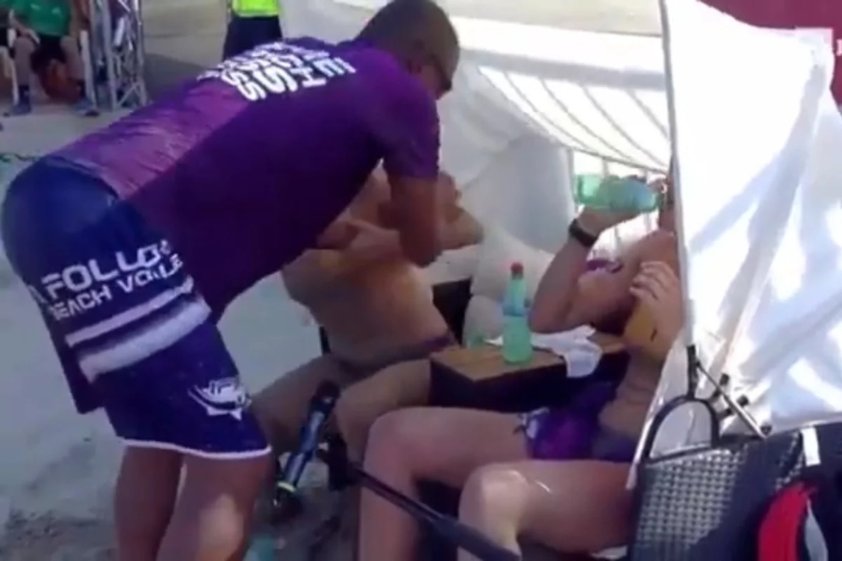 [VÍDEO] Vôlei de praia: técnico brasileiro agarra atletas pelo braço durante jogo