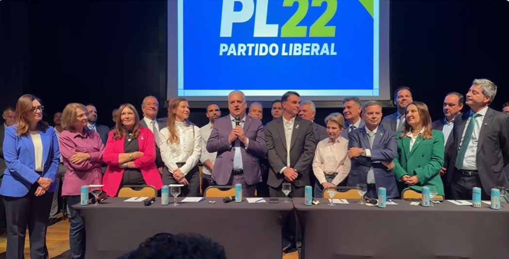 Flávio Bolsonaro anuncia deputado Alfredo Gaspar como vice na chapa dele à Presidência