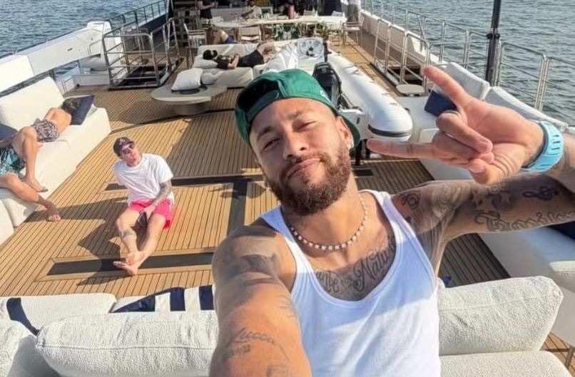 Após ser chamado de "vagabundo", Neymar responde presidente de time da Série A com foto em iate