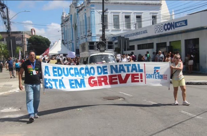 Professores e educadores de Natal deflagram greve e fazem ato em frente à Prefeitura de Natal