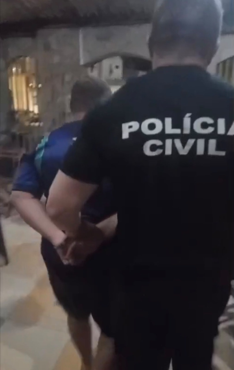 Homem é preso suspeito de aplicar golpes em turistas com venda de passeios em Ponta Negra