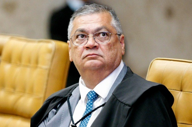 Dino manda investigar vice de Flávio Bolsonaro mesmo após PGR arquivar o caso