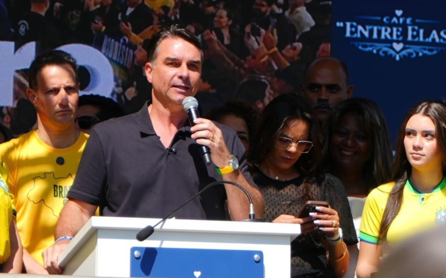 Flávio Bolsonaro critica STF e diz que indicará ministros que “não promovam perseguição” e “respeitem a Constituição”