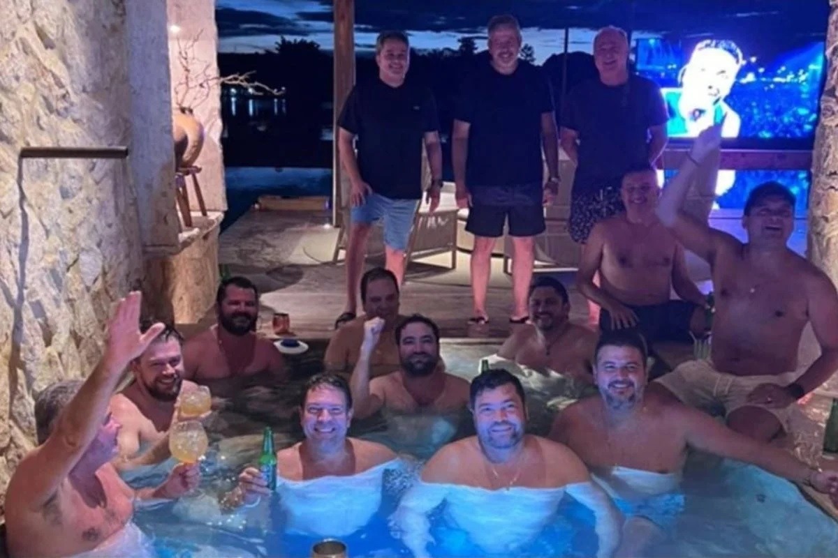 PF acha foto de parlamentares em piscina com alvo do caso INSS