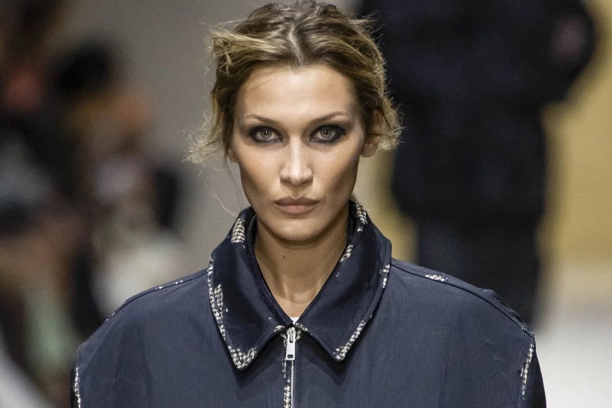 Jaqueta "descascada" da Prada chega às lojas por cerca de R$ 50 mil