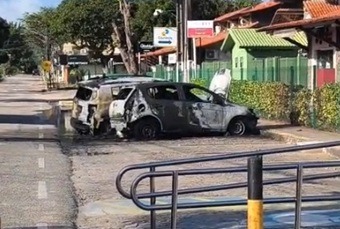 VÍDEO: Dois carros ficam destruídos após incêndio na zona Sul de Natal
