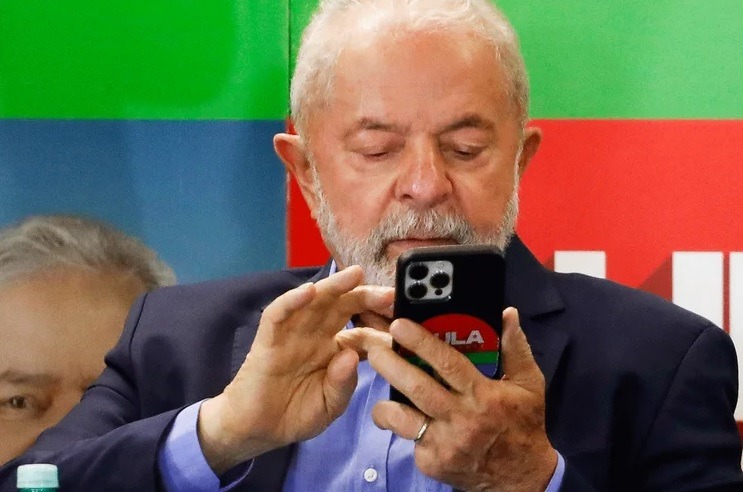 Perfis de Lula e do PT gastaram mais de R$ 1 milhão em anúncios nas redes sociais no mês anterior...