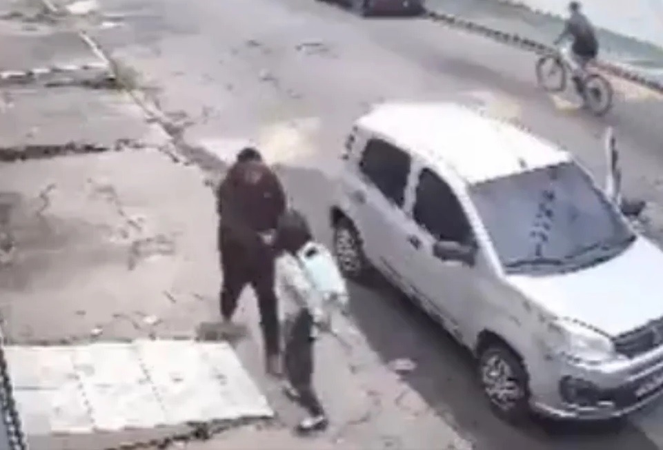[VÍDEO] Jovem implora para bandido armado não levar o celular