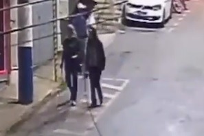 [VÍDEO] Homem dá paulada em mulher de muletas e rouba bolsa dela; assista cena
