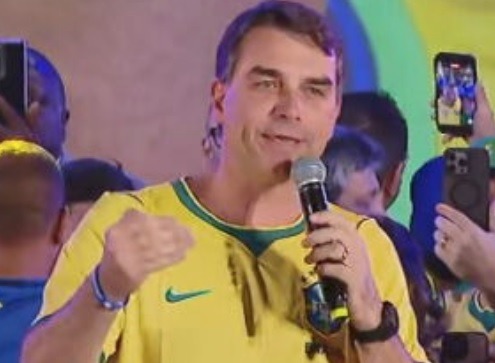 Campanha de Flávio aguarda TSE para definir uso de imagem de Bolsonaro