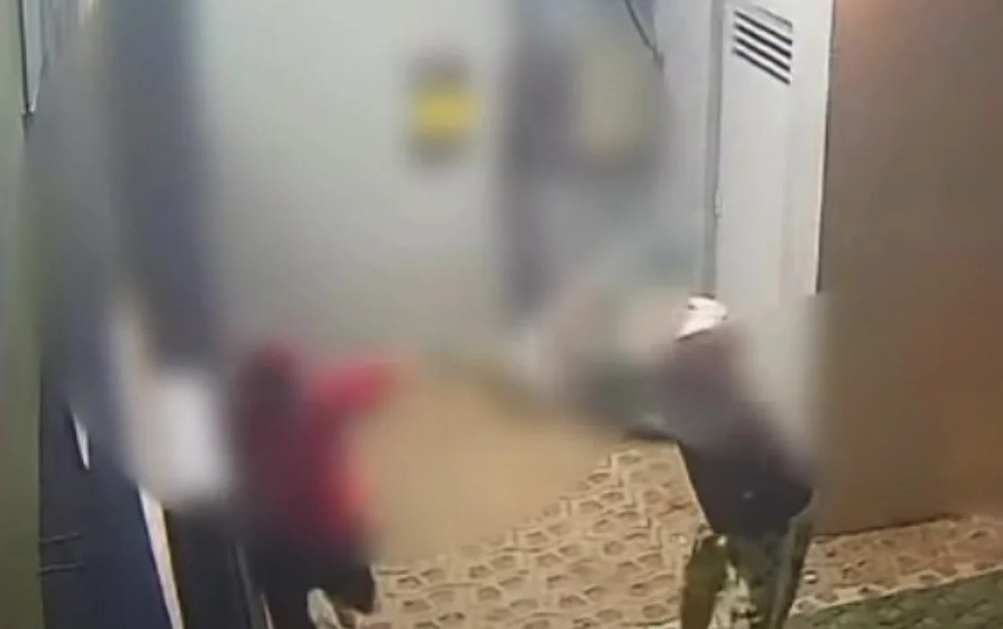 [VÍDEO] Adolescente é agredido com madeira após bola bater em portão de casa
