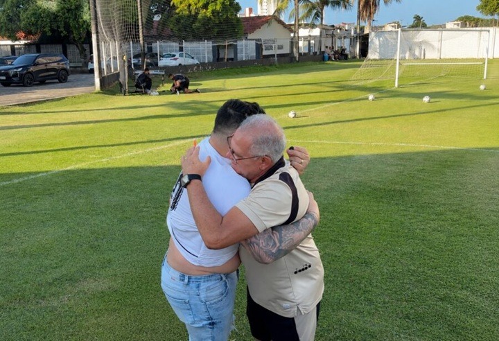 Torcedor cumpre promessa e tatua nome de Waguinho Dias após acesso do ABC