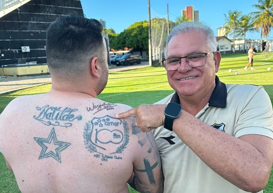 Torcedor cumpre promessa e tatua nome de Waguinho Dias após acesso do ABC