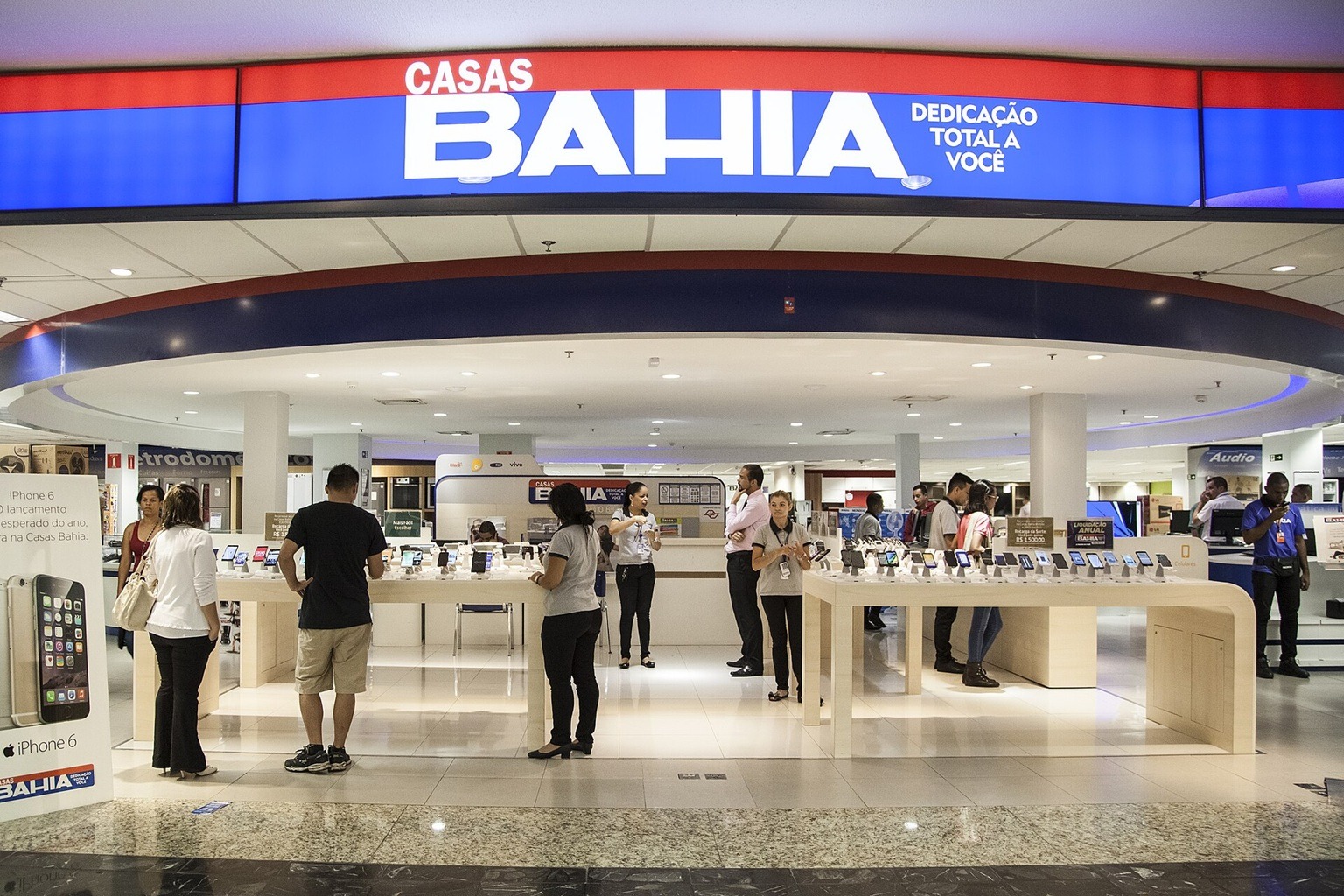 De pai para filho: as denúncias de exploração sexual que assombram o império das Casas Bahia
