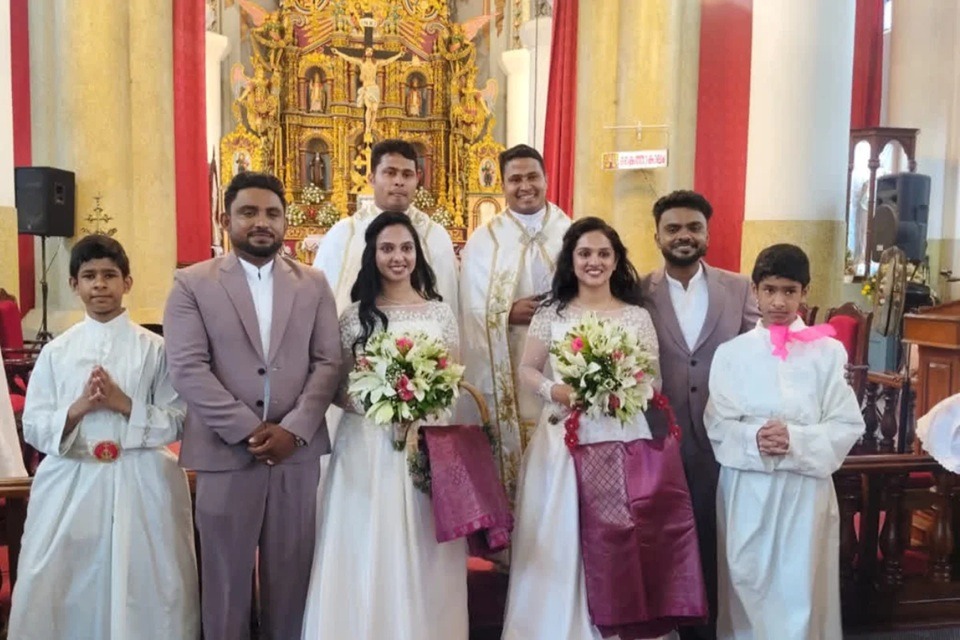 VÍDEO: Gêmeos se casam com gêmeas em cerimônia oficializada por padres gêmeos 
