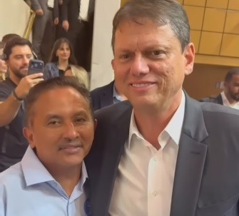 [VÍDEO] Manoel Gomes marca Tarcísio do Acordeon ao divulgar apoio de Tarcísio