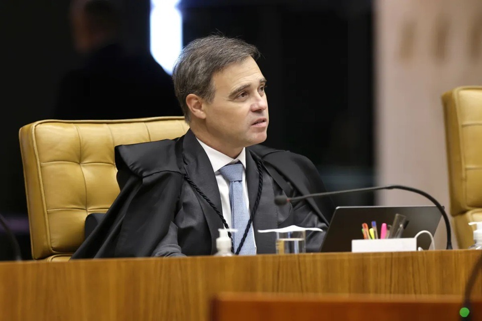 André Mendonça determina remoção de vídeo criado com IA que associa Flávio ao caso do Banco Master