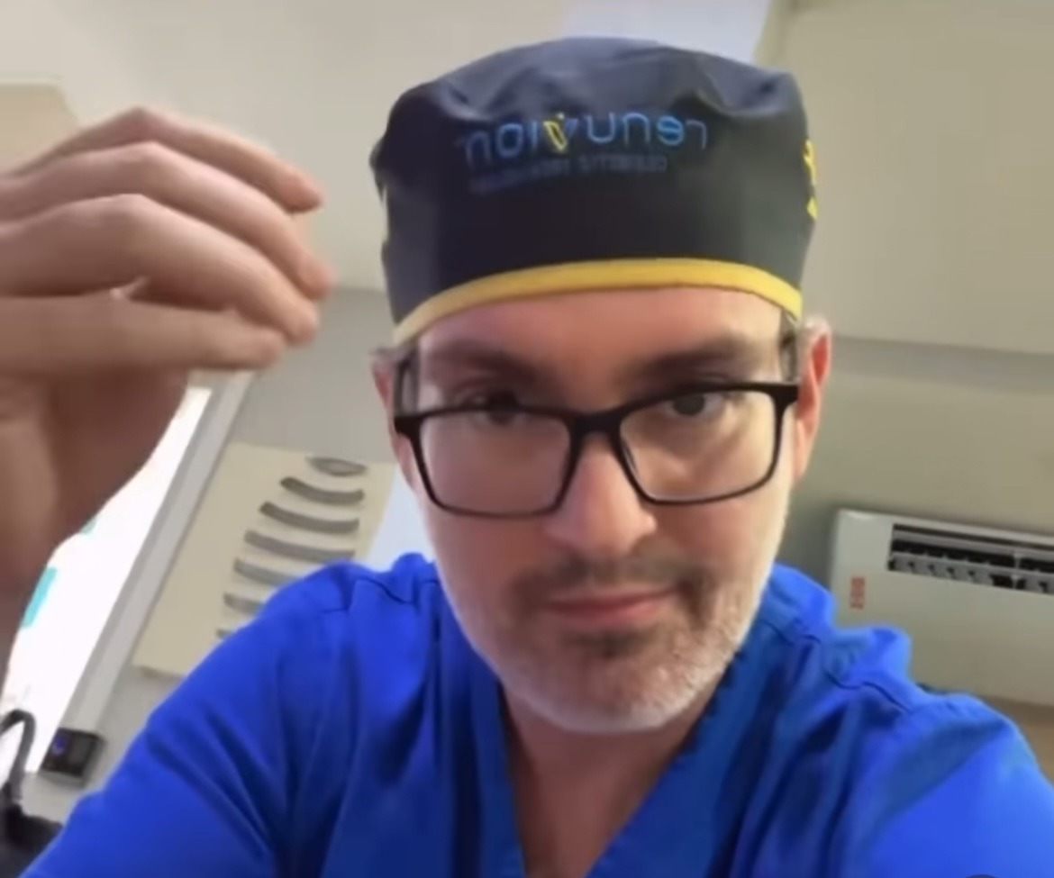 [VÍDEO] Médico cirurgião mostra que, na hora de operar, nunca está sozinho e revelação emociona; veja