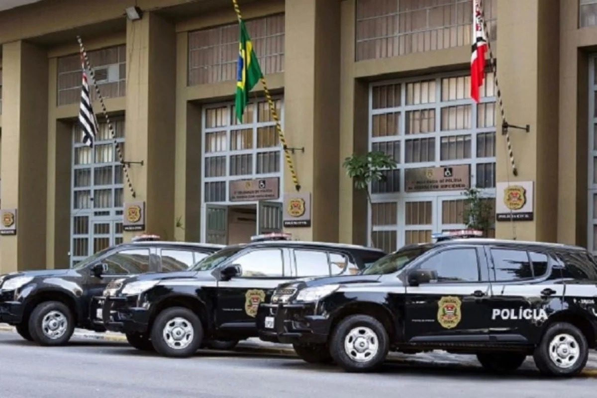 Com filho na moto, PM é reconhecido, reage a assalto e mata ladrão