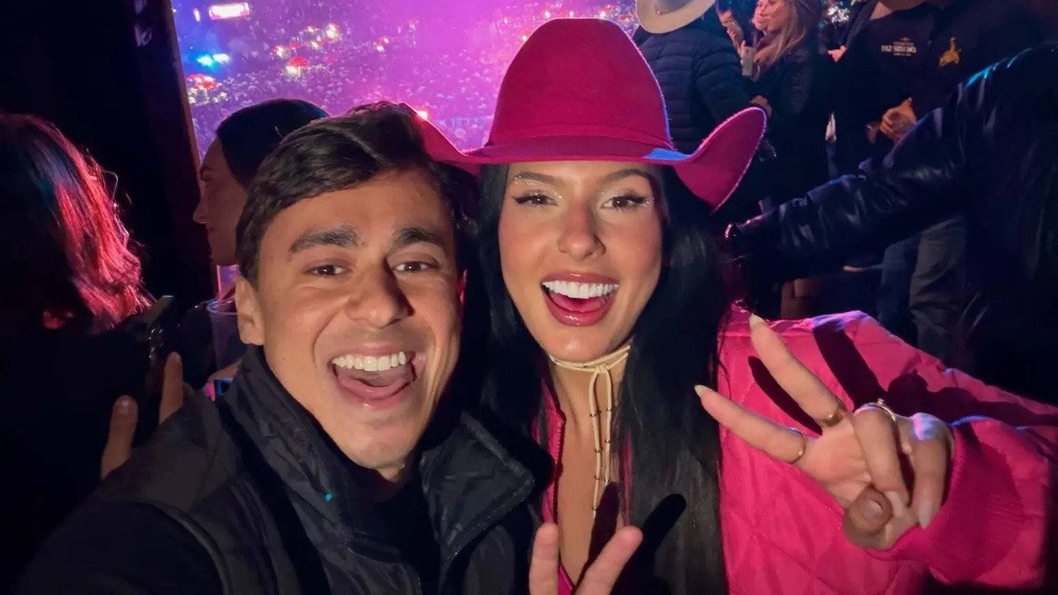 Ana Castela posa ao lado de Nikolas Ferreira na Festa do Peão de Barretos