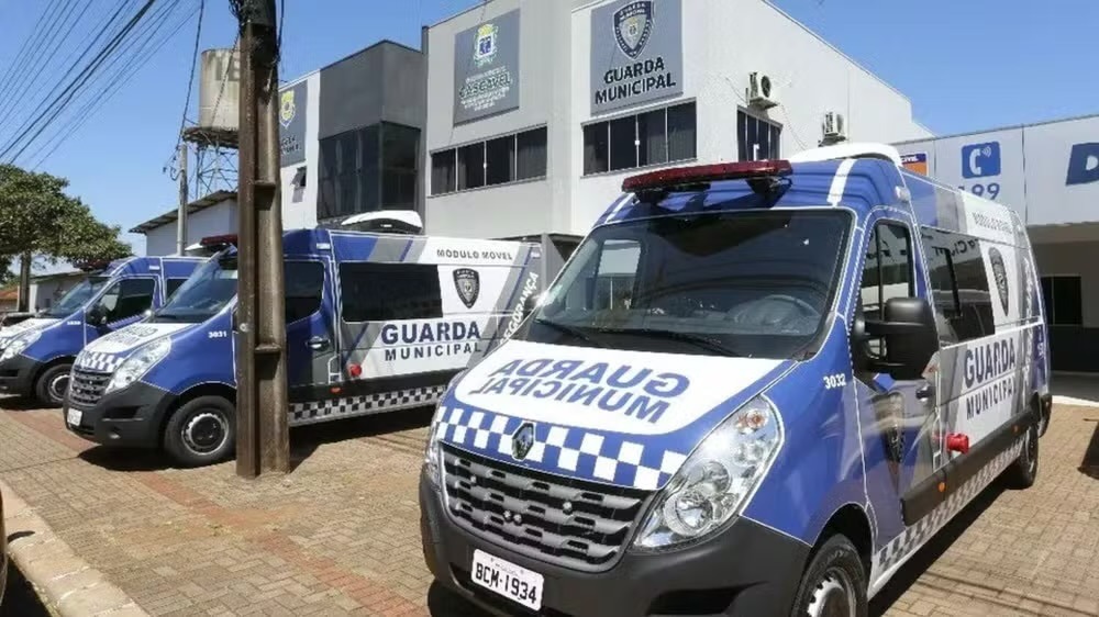 Criança de 6 anos é colocada sozinha em carro de aplicativo, mas ninguém a recebe e ela vai para abrigo