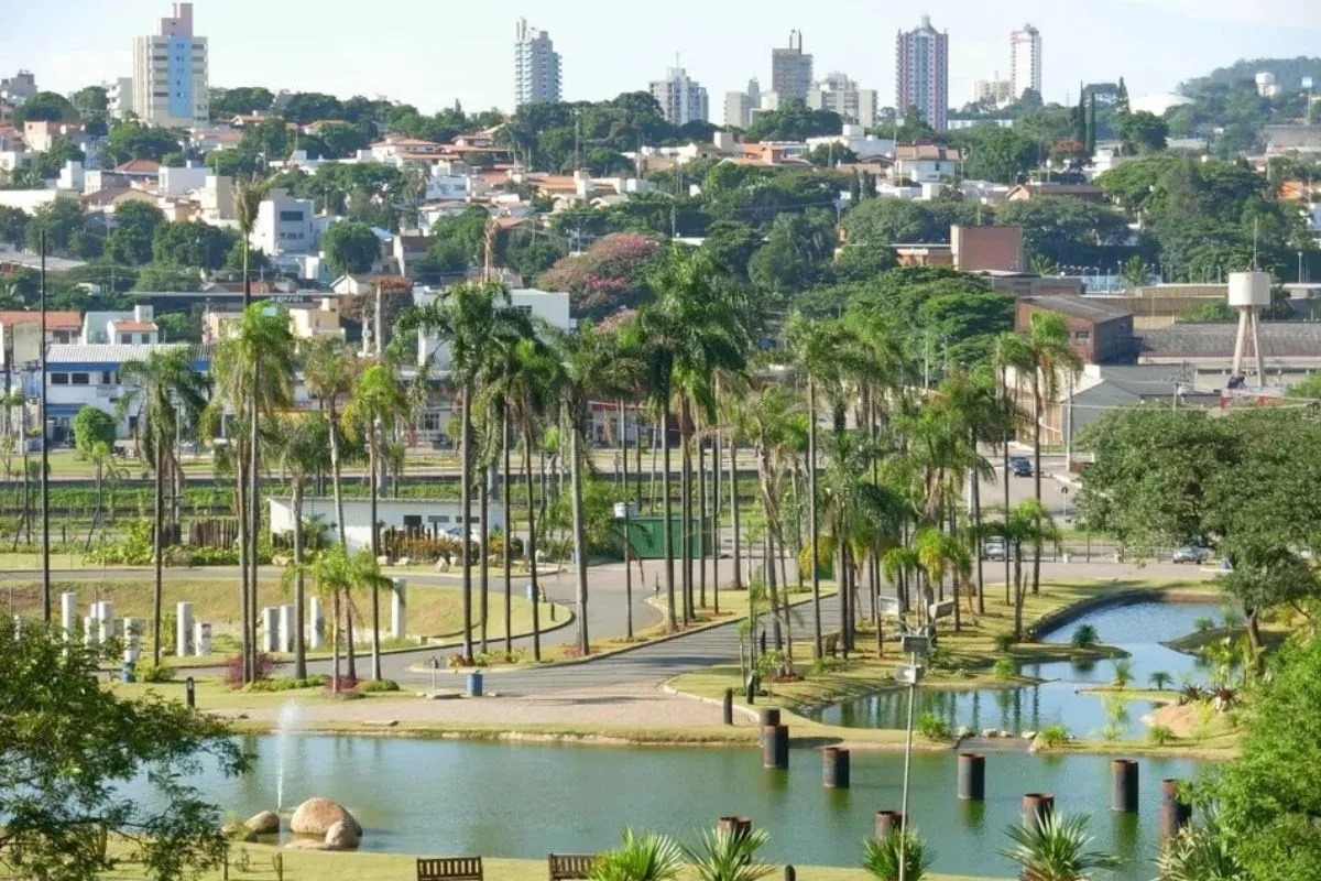 A 2ª melhor cidade brasileira para se viver lidera em bem-estar, trata 100% do esgoto coletado e preserva 354 km²...