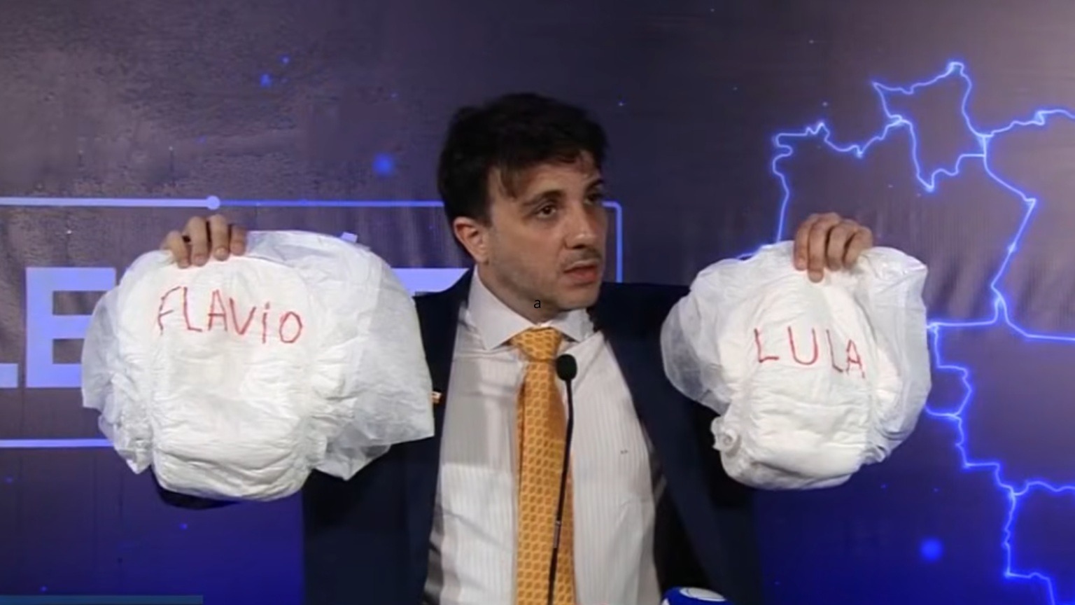 VÍDEO: Renan Santos faz provocação com fraldas após ausências de Lula e Flávio em debate