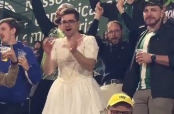 [VÍDEO] Prestes a casar, torcedor vai de vestido de noiva a jogo e vira atração no Brasileirão
