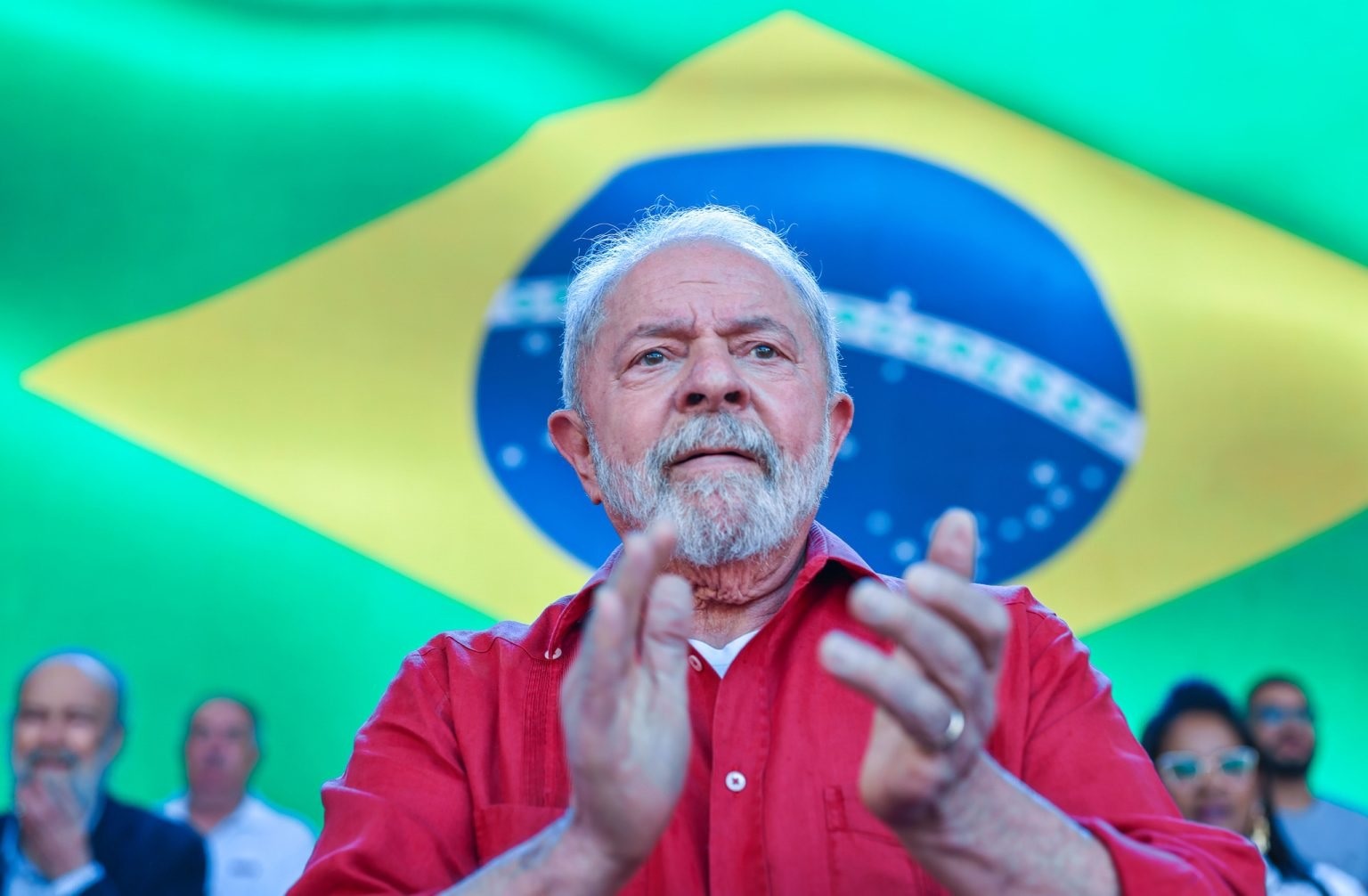 Lula muda de humor e teme impacto eleitoral de investigações envolvendo o filho