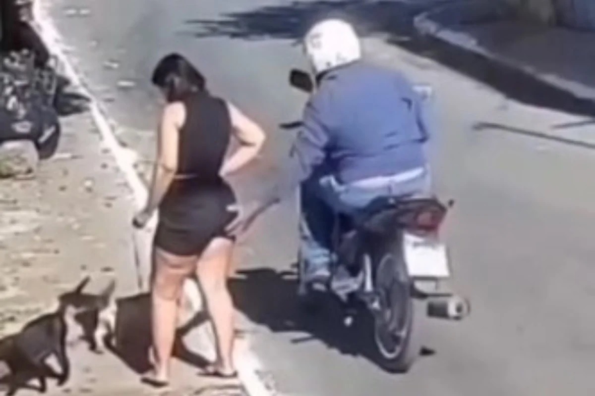 Homem passa a mão na bunda de mulher na rua, e polícia investiga assédio