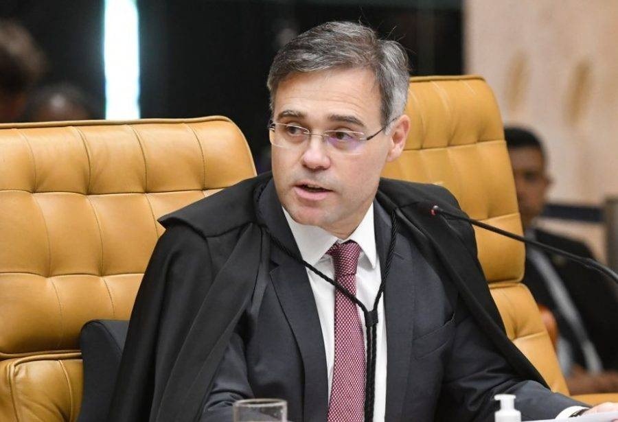 Mendonça manda retirar deepfake que associa Flávio Bolsonaro a Vorcaro e “rachadinha”