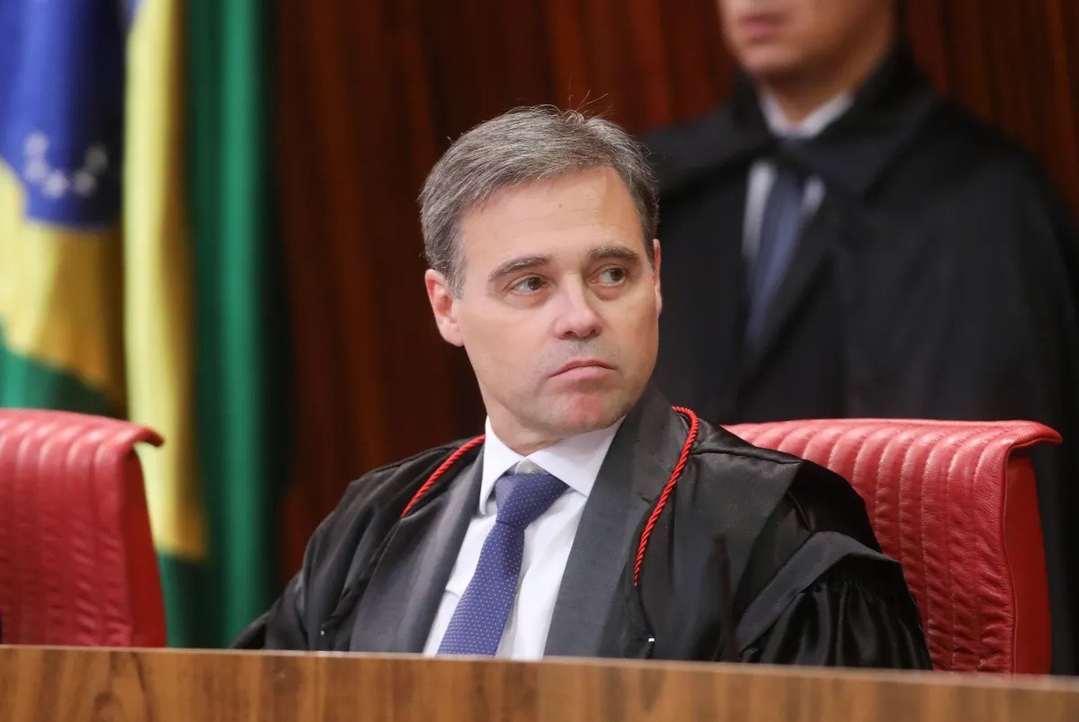 Mendonça manda apagar vídeo com IA que liga Flávio Bolsonaro a “rachadinha”