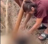 [VÍDEO] Sem piedade: homens são presos furtando brincos de vítima morta em enchente no Nepal