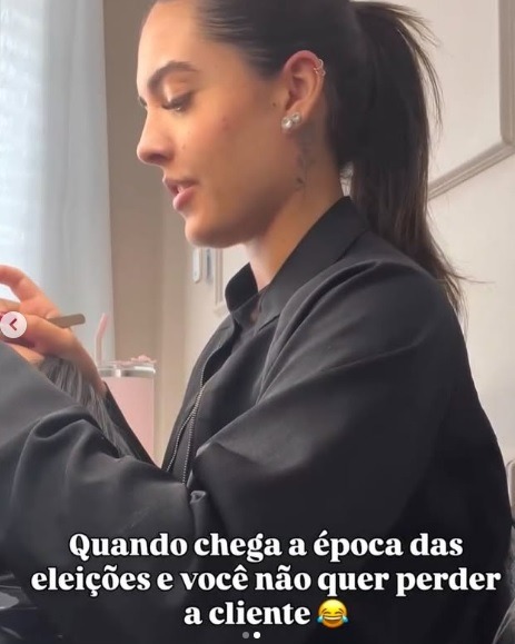 [VÍDEO] Designer de sobrancelhar cria tática para não perder clientes em época de eleição; veja