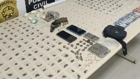 Dois suspeitos são presos com mais de 200 porções de drogas e arma em Parnamirim