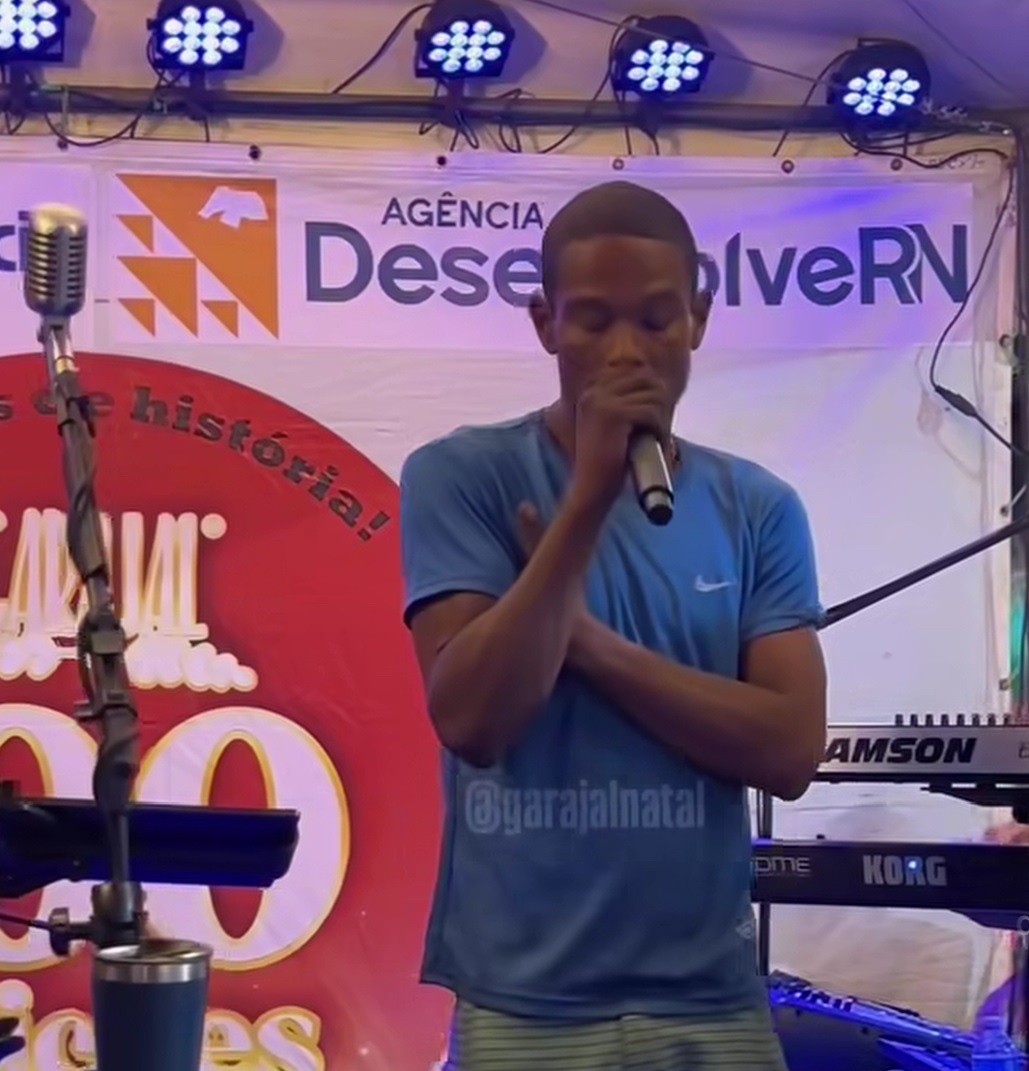 [VÍDEO] Morador de rua surpreende, sobe em palco e emociona público