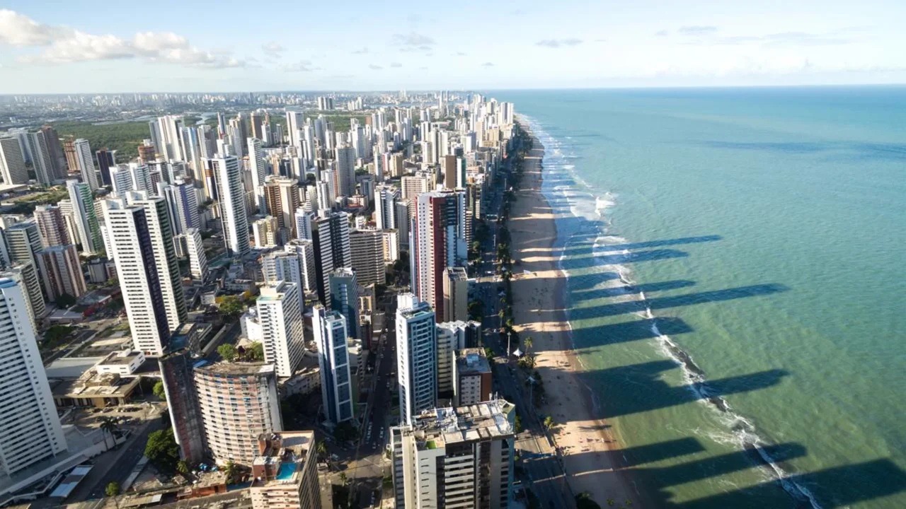 Capital ensolarada coloca praias famosas, restaurantes e quilômetros de calçadão diante dos prédios em uma das orlas mais movimentadas do...