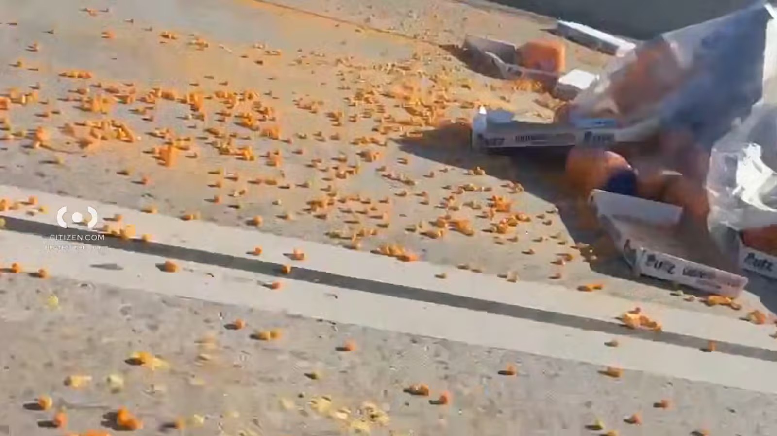 VÍDEO: Bolinhas de queijo caem de caminhão e interditam rodovia